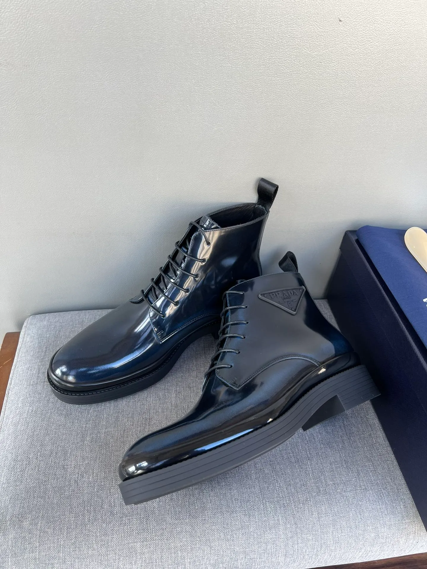 Batch of 1000💰Exclusive hot-selling new Prada Chelsea thick-soled men's shoes, naked boots, imported calf leather on the surface, cow leather on the lining, the outsole is made of private model TPU material, the frosted effect is consistent with the original version, 39-44 in stock (38, 45 custom-made, non-refundable)